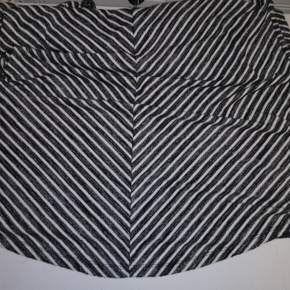 Gap Ladies Cap Sleeves Black & White Stripped Loose Fit V-neck Dress - Picture 6 of 7